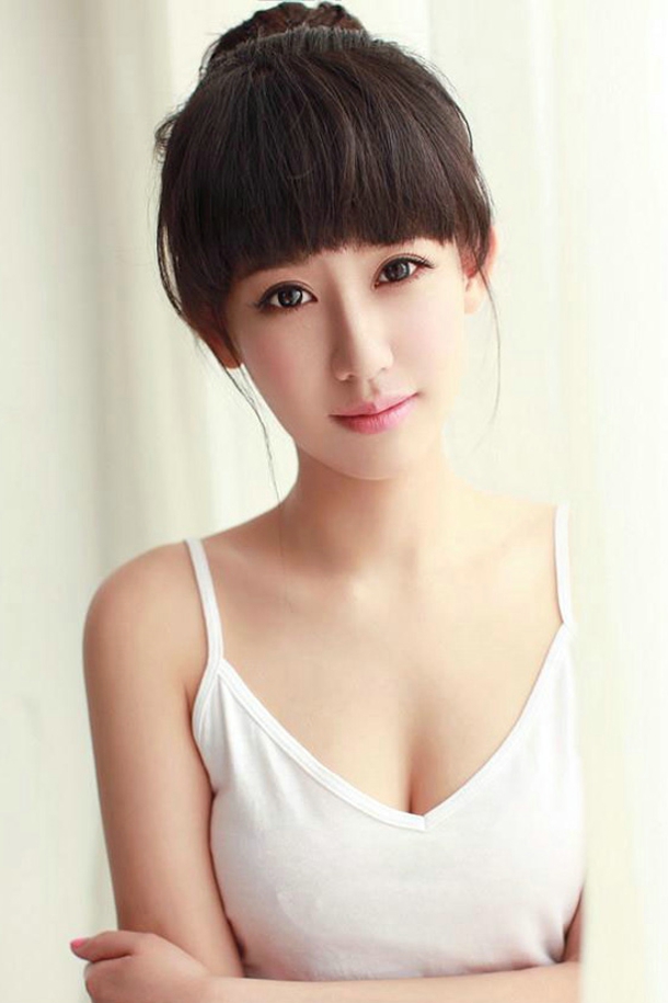 日系美女不同的内衣美胸展现出不同的气质风范