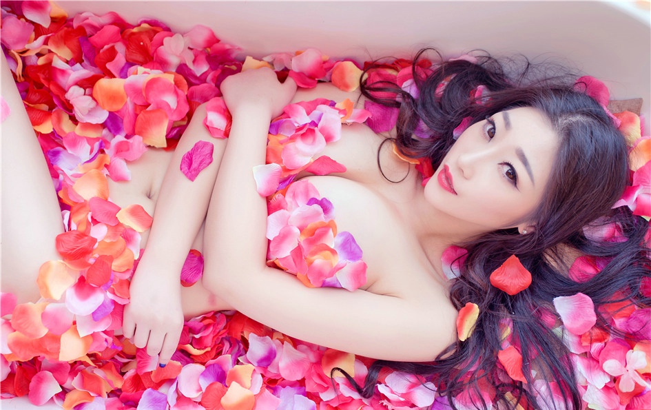 花瓣浴的性感散发女神巨乳风韵白皙动人