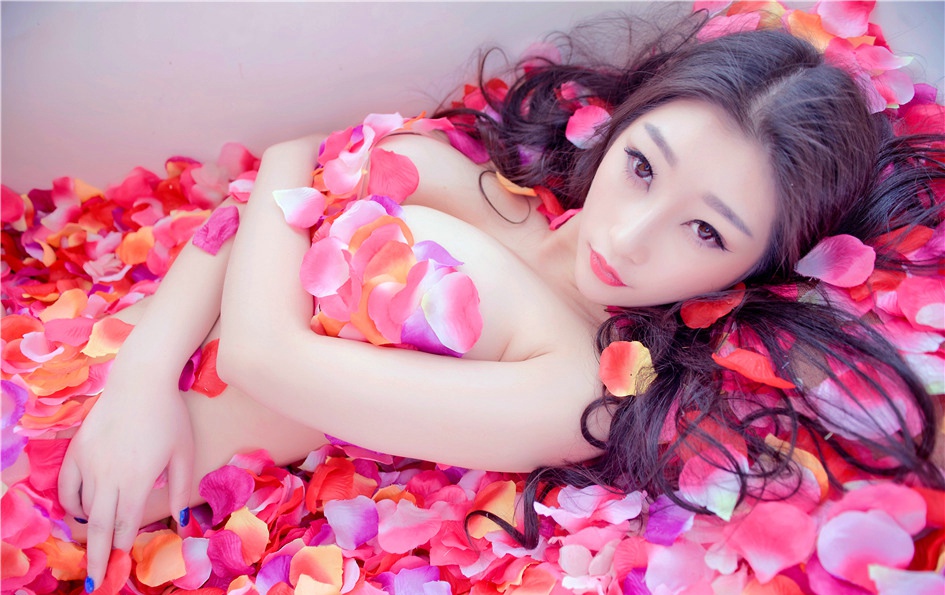 花瓣浴的性感散发女神巨乳风韵白皙动人
