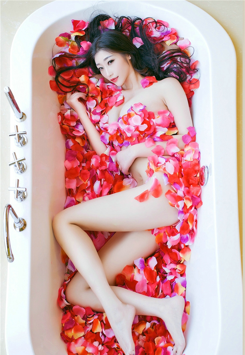 花瓣浴的性感散发女神巨乳风韵白皙动人