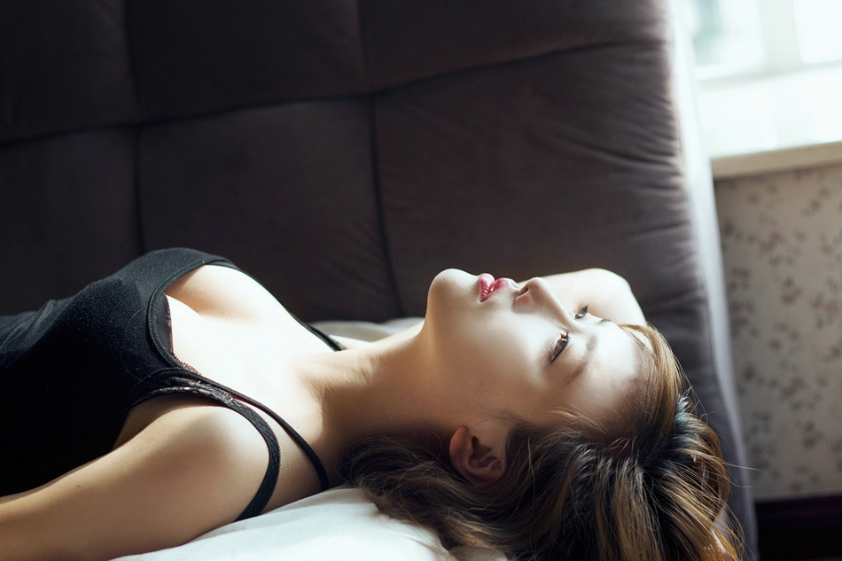 床上的短发闭眼美女黑色诱惑爆乳迷人