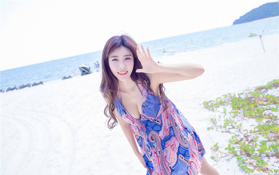 极致阳光好身材美女休闲裙露乳沟清新迷人写真