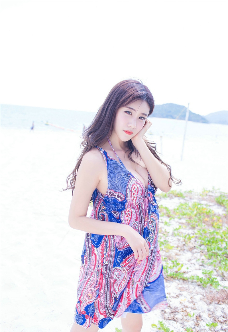 极致阳光好身材美女休闲裙露乳沟清新迷人写真