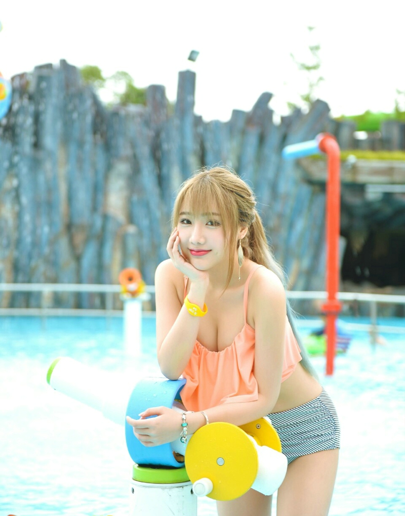 性感泳衣露沟小女清新甜美极致诱惑写真