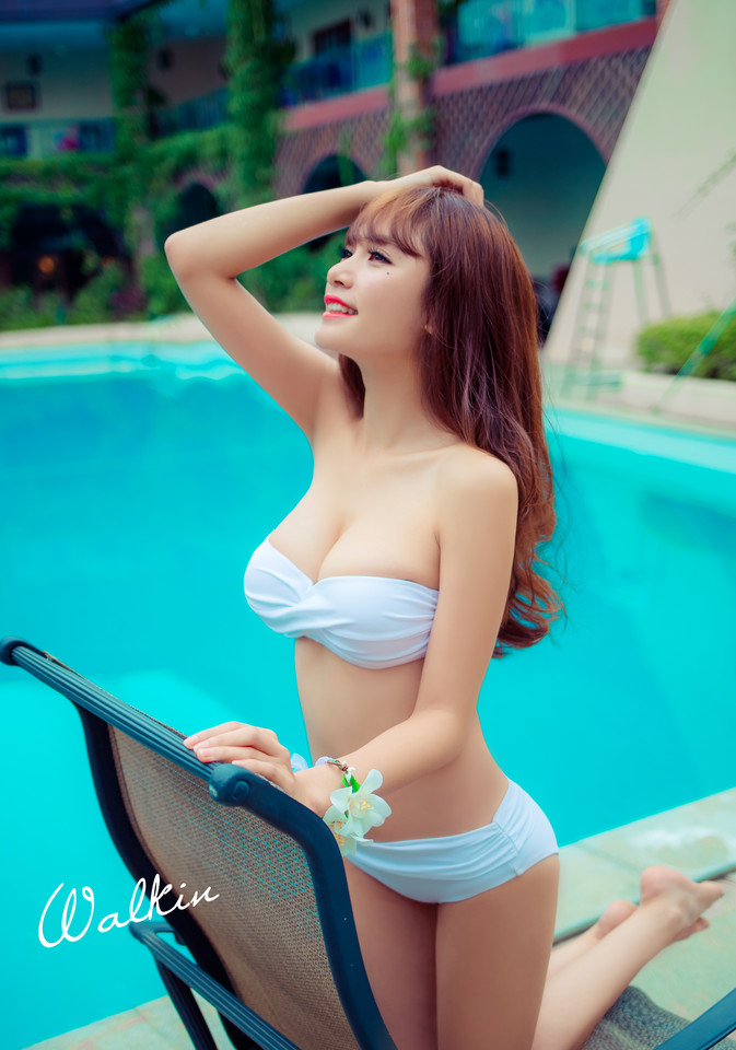 抹胸比基尼刘海美女活力清新甜美动人