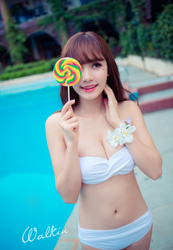 抹胸比基尼刘海美女活力清新甜美动人