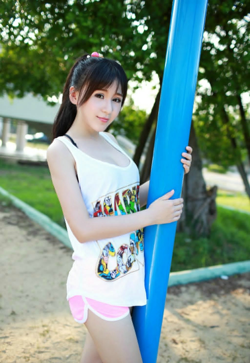 低胸爱跑女孩写真阳光清新性感活力写真