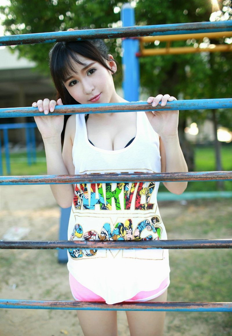 低胸爱跑女孩写真阳光清新性感活力写真
