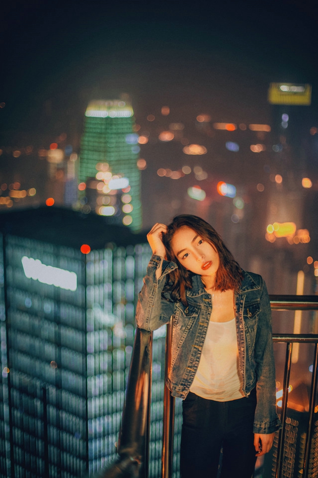 高楼上的咬唇颓废美女牛仔背心隐约现乳沟