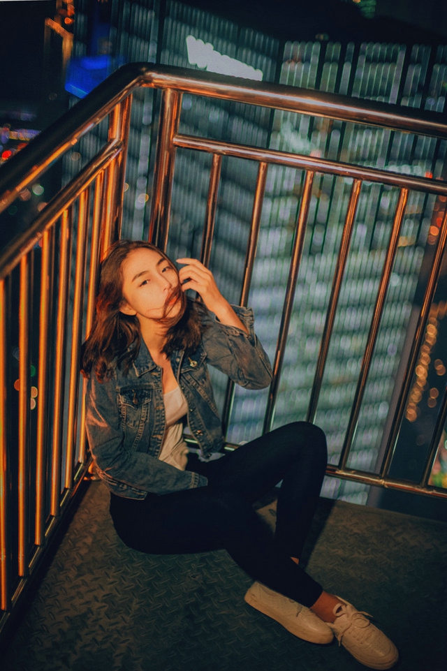 高楼上的咬唇颓废美女牛仔背心隐约现乳沟