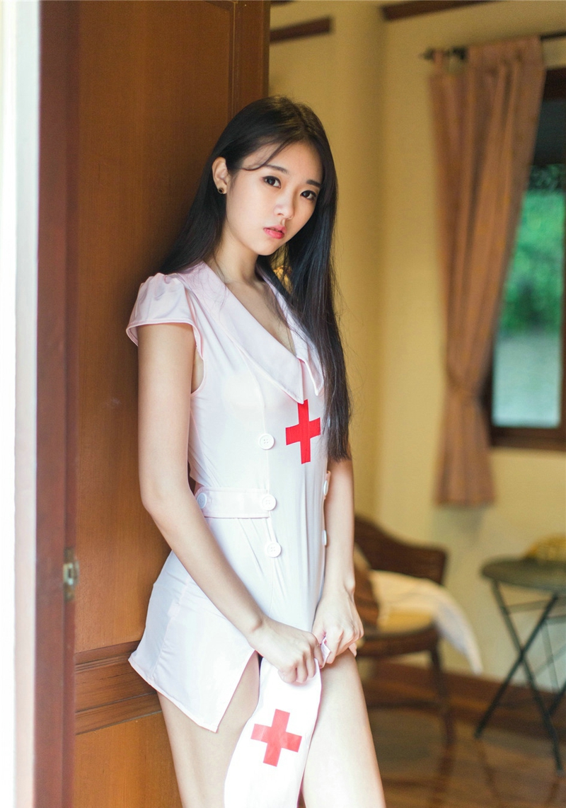 娃娃脸性感锁骨韩系美女抹胸秀香肩诱惑写真