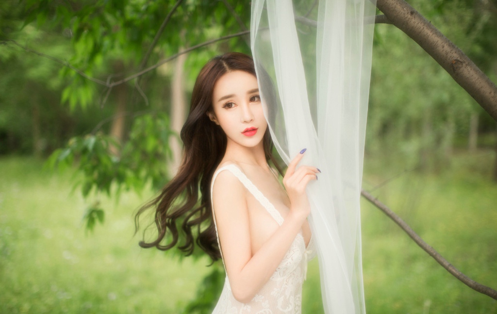 完美胸型大胸性感美女薄裙露美背写真