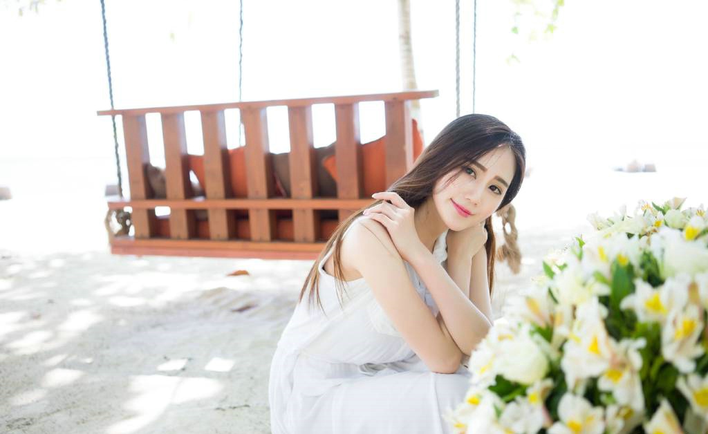 好身材嫩白皮肤女神内衣浴池迷人写真