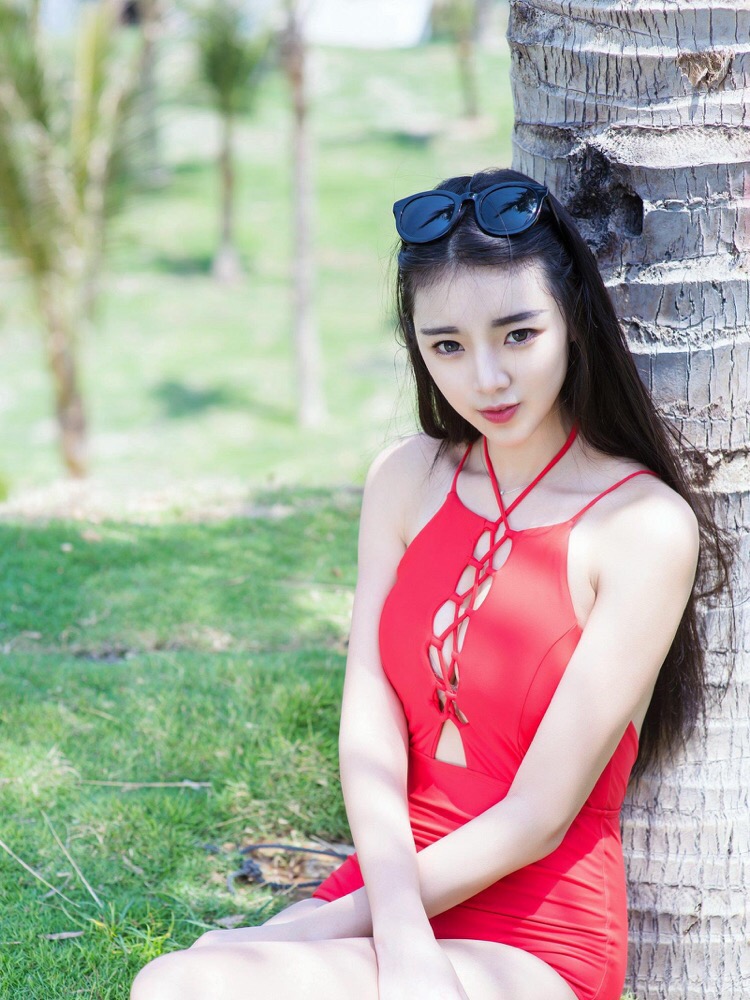 长发美女连体比基尼阳光魅力迷人写真