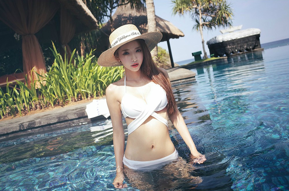 性感海边比基尼阳光甜美女生迷人清新很诱惑