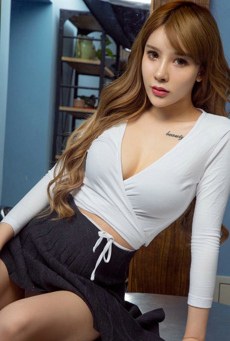 大胸开胸装迷你裙美女前凸后翘风韵迷人写真