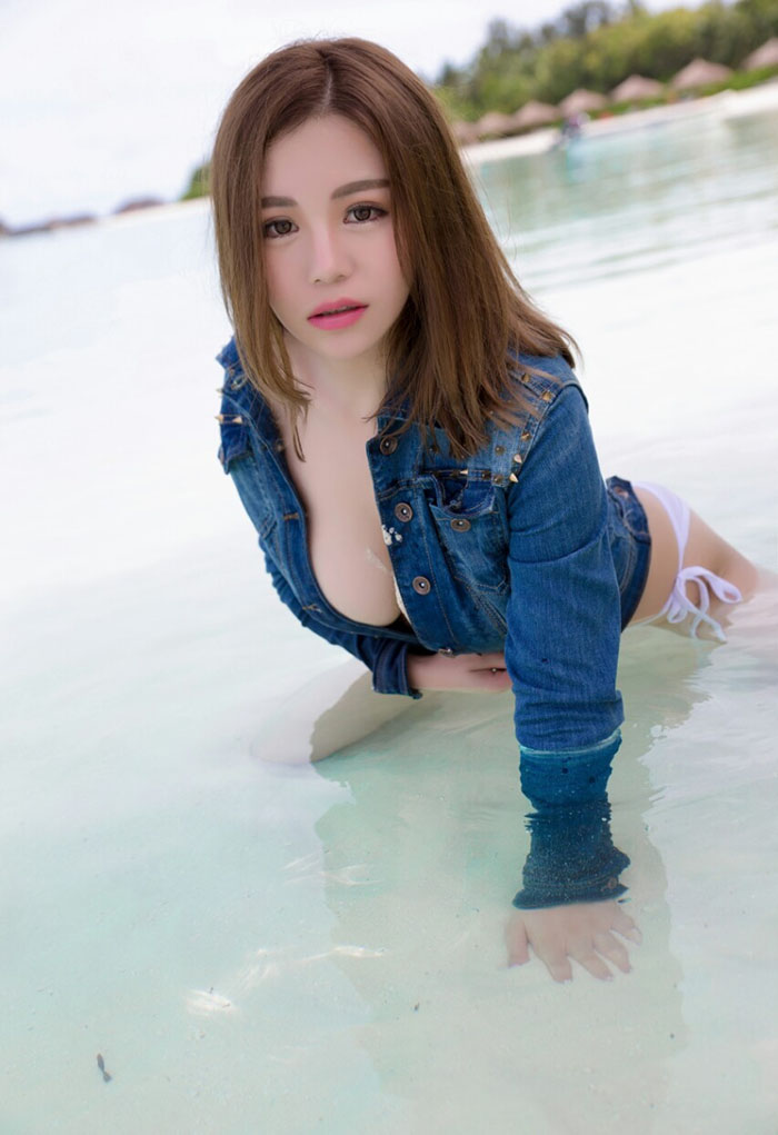 性感牛仔衫美女风韵美乳释放无限魅力