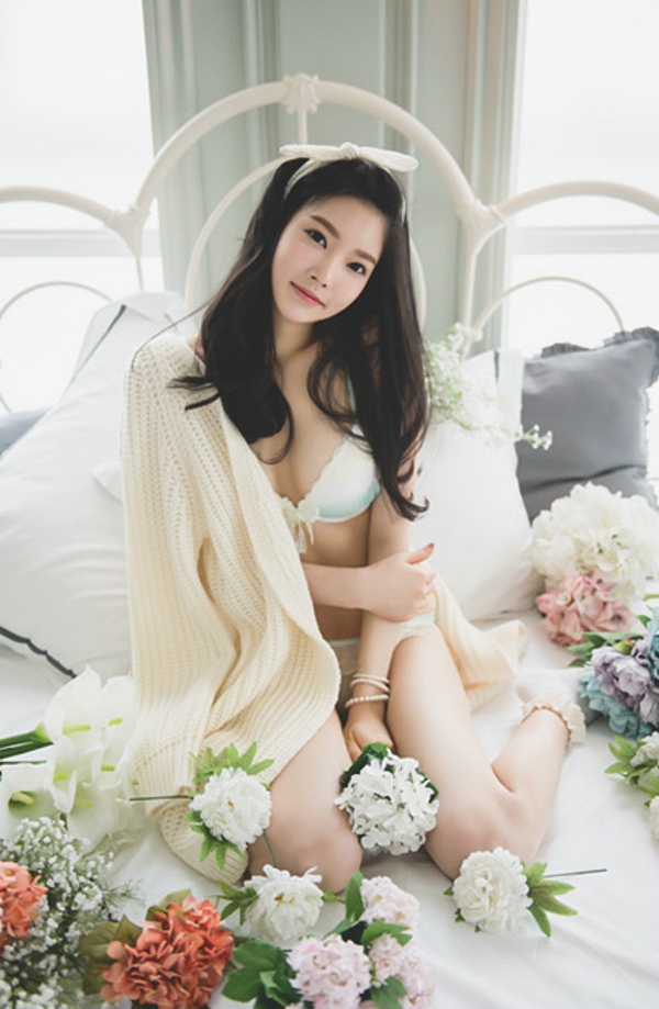 私房性感内衣妹子白皙清纯令人怜爱