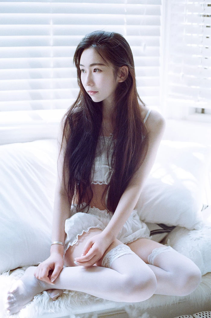 朦胧私房内的蕾丝裙美女裸露酥胸令人喷血