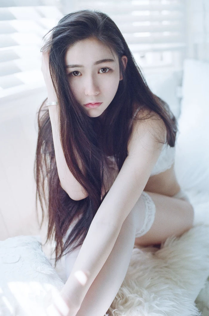 朦胧私房内的蕾丝裙美女裸露酥胸令人喷血