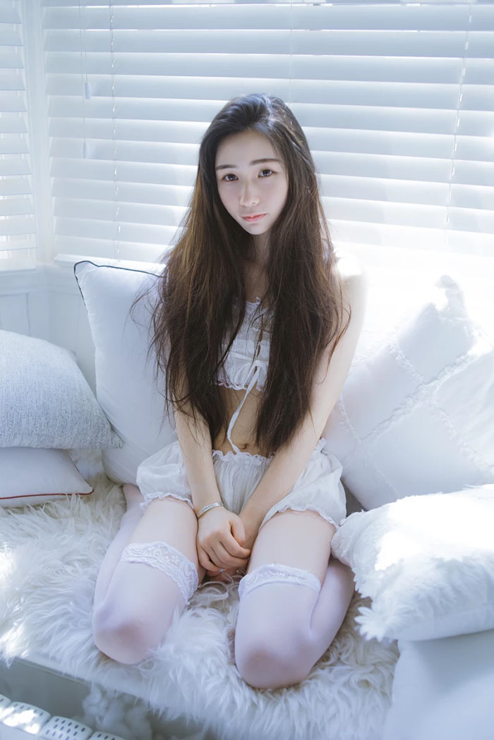 朦胧私房内的蕾丝裙美女裸露酥胸令人喷血
