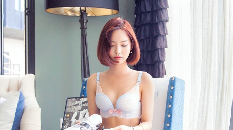 可爱清纯短发姑娘品味性感内衣私房阳光写真