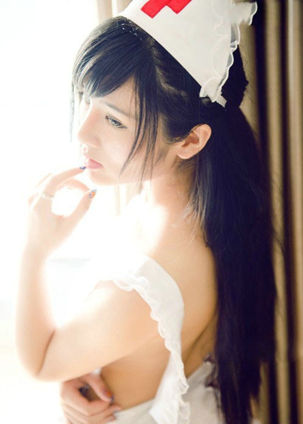 诱人私房小美女清凉护士装诱惑写真