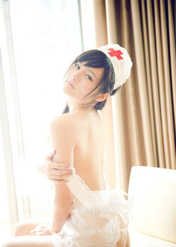 诱人私房小美女清凉护士装诱惑写真