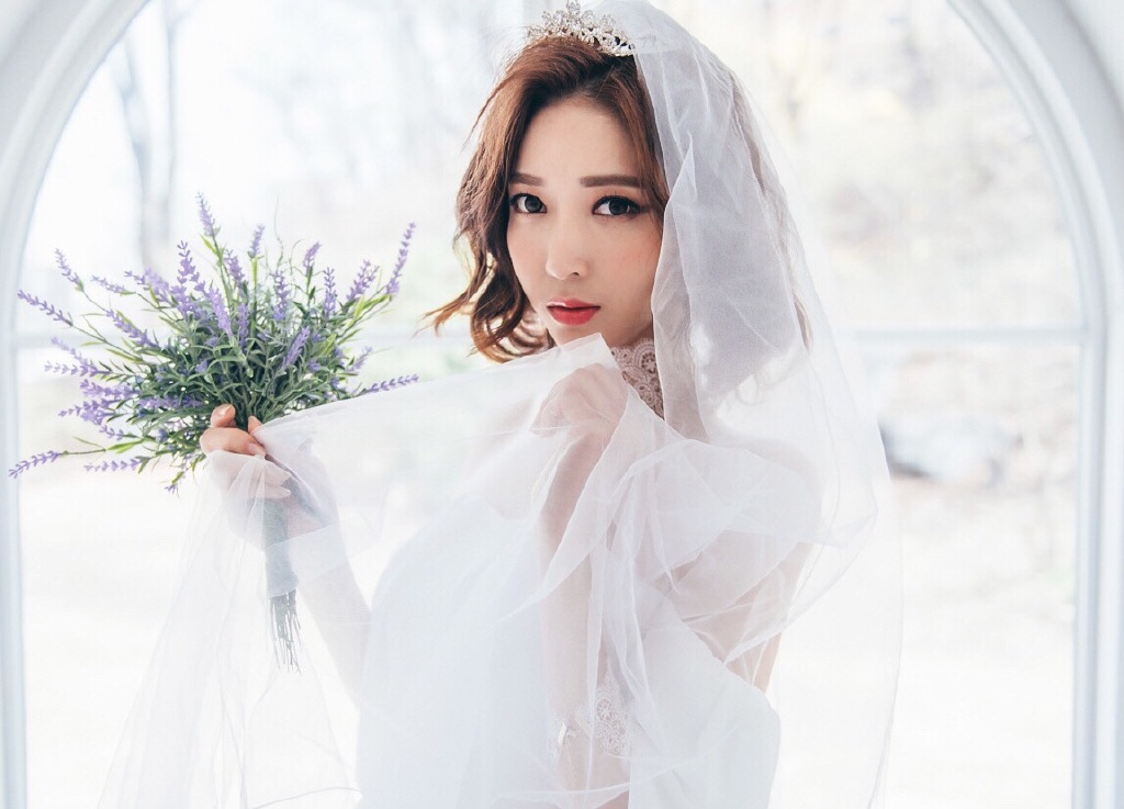 短发美女抹胸蕾丝裙性感露肩迷人写真