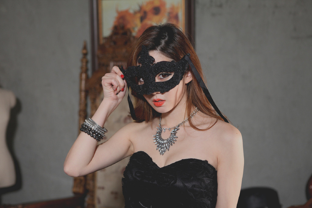 抹胸白嫩美女蒙面露香肩诱惑丰满写真