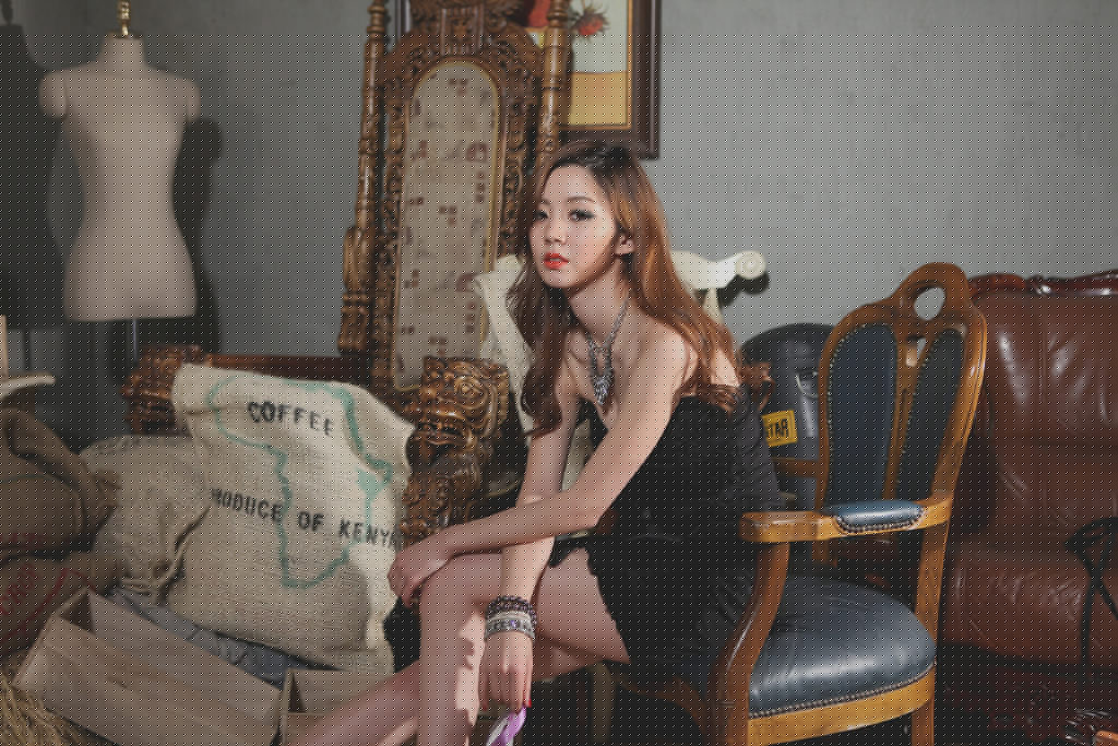 抹胸白嫩美女蒙面露香肩诱惑丰满写真