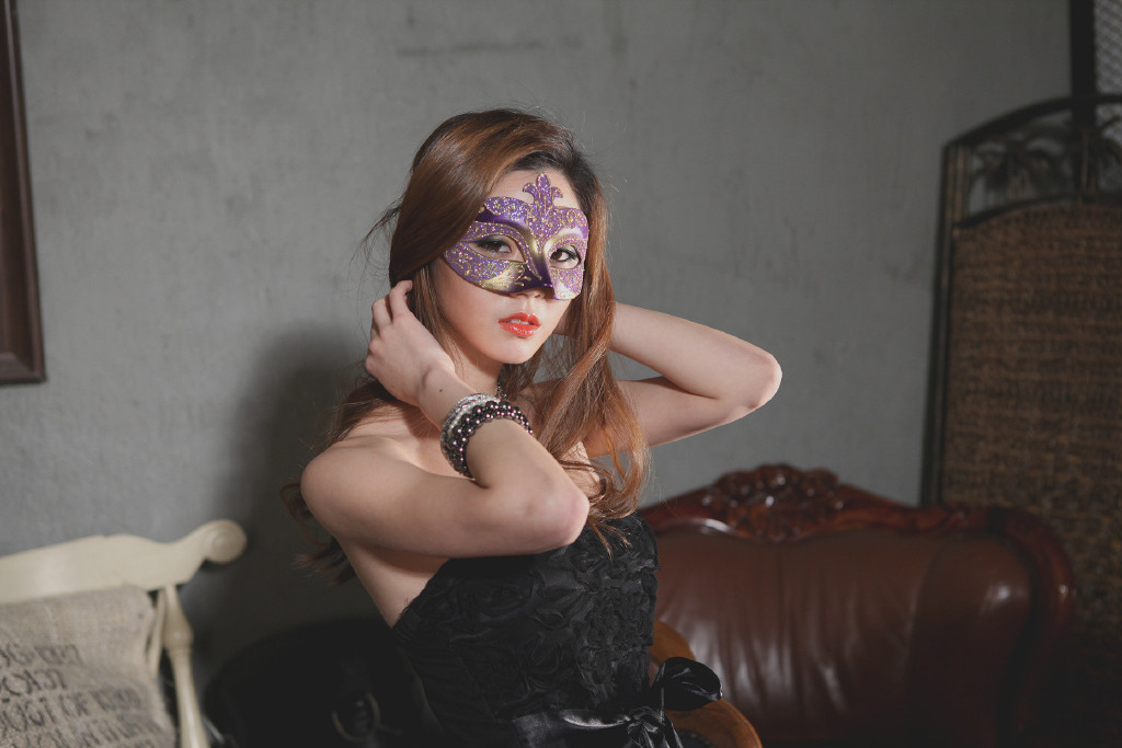 抹胸白嫩美女蒙面露香肩诱惑丰满写真