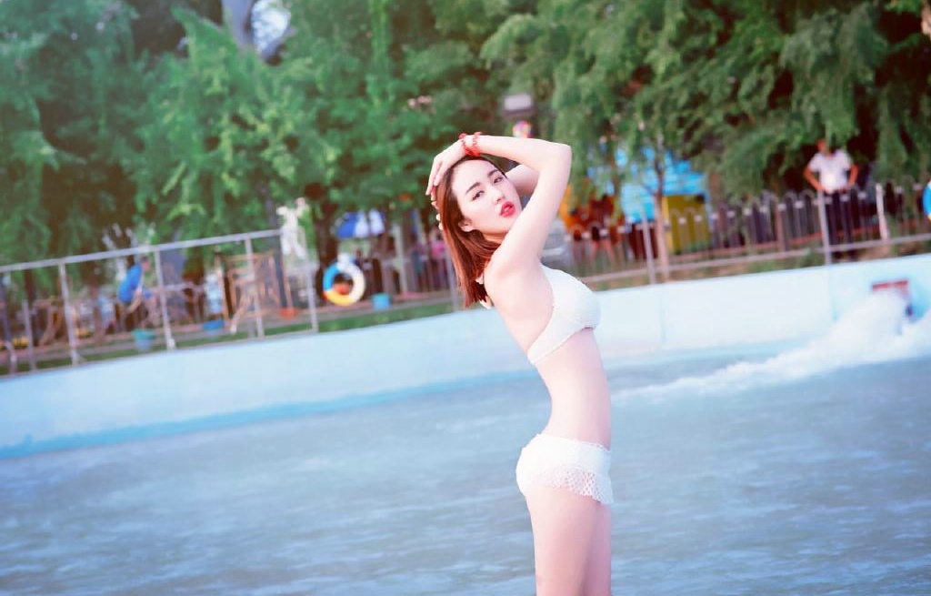 身姿纤细的细腰细腿泳装美女性感白皙写真