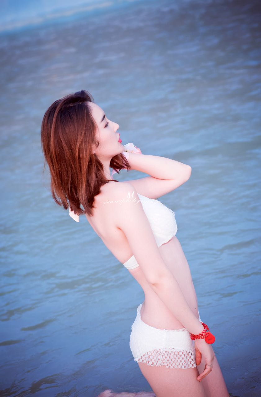 身姿纤细的细腰细腿泳装美女性感白皙写真