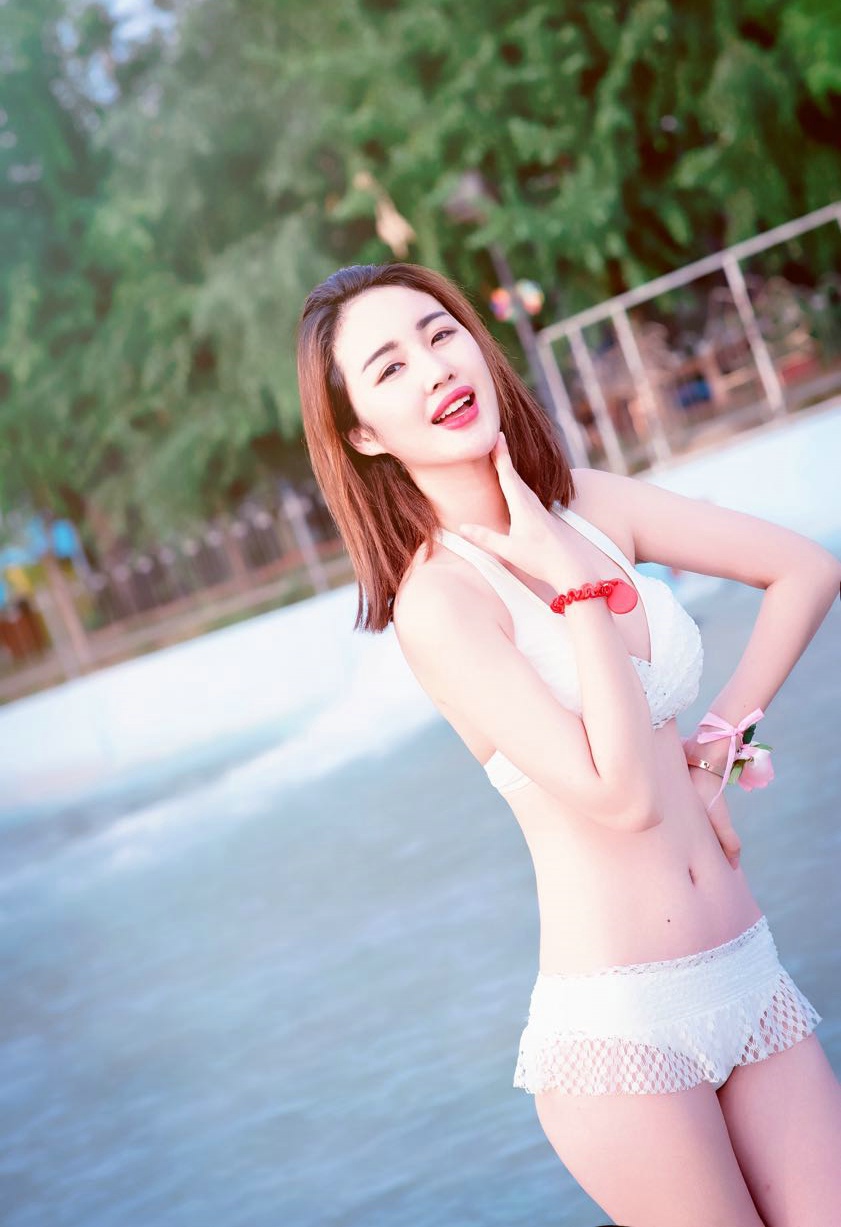 身姿纤细的细腰细腿泳装美女性感白皙写真