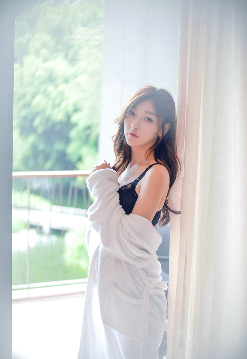 性感嘴唇美女内衣薄纱朦胧诱惑写真
