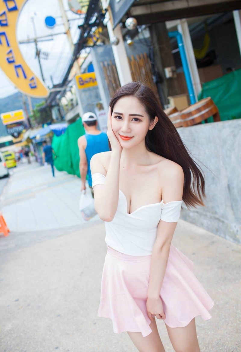 低胸短裙美女露香肩秀白皙性感的乳沟