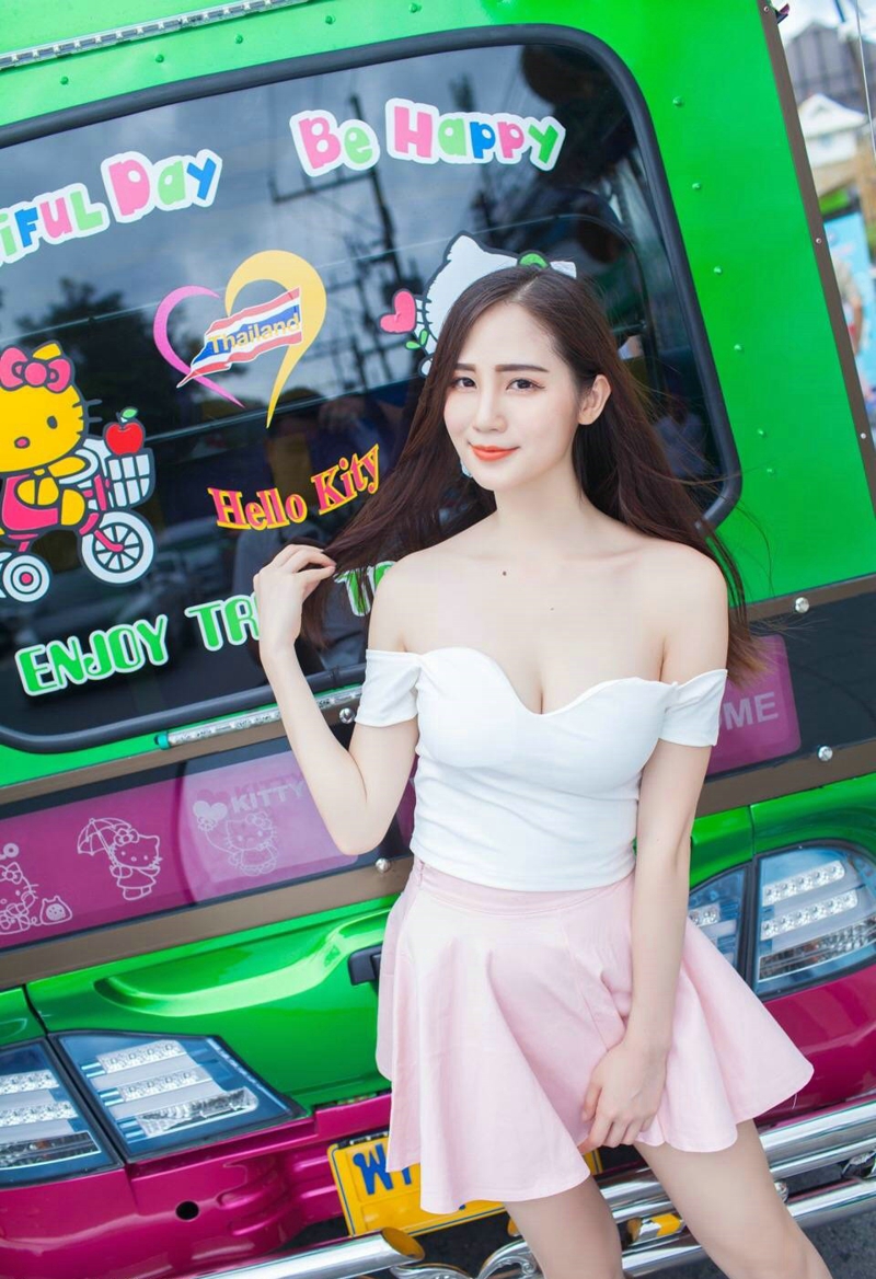 低胸短裙美女露香肩秀白皙性感的乳沟