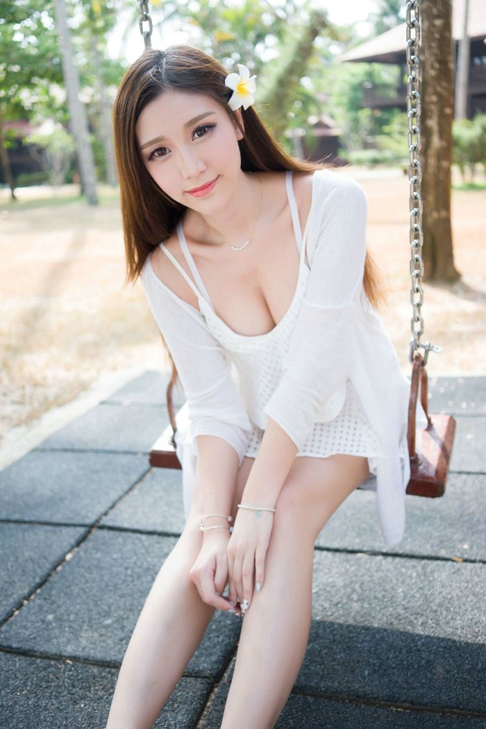 白裙美女爆乳白皙肌肤户外吸睛迷人写真