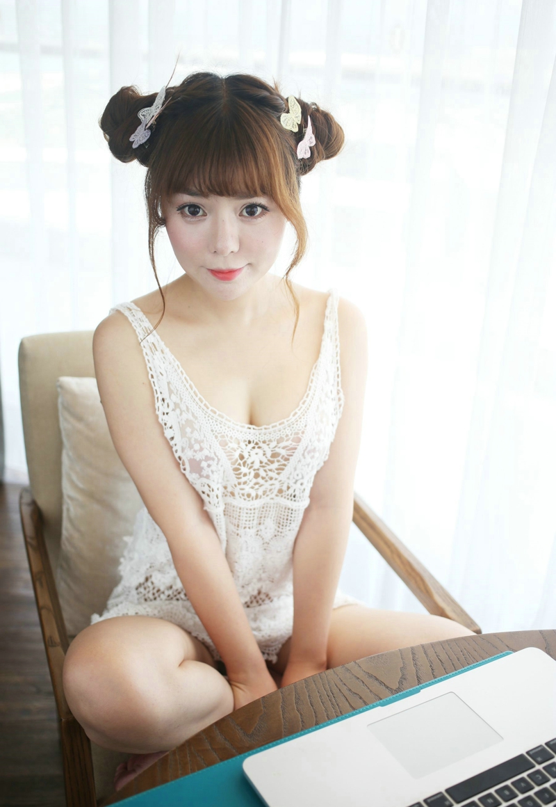 娇嫩妹子蕾丝镂空美乳撩衣白皙肌肤