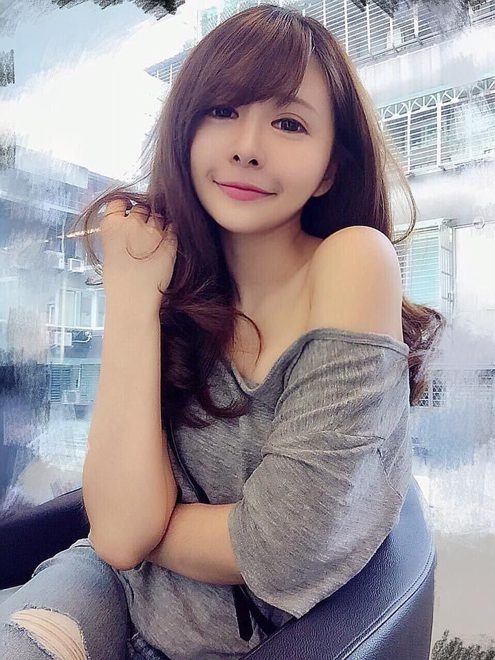 白皙如玉的妹子邱爱晨阳光性感比基尼写真