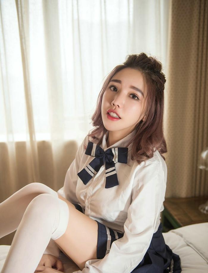 丰满美女筱妮制服性感私房写真