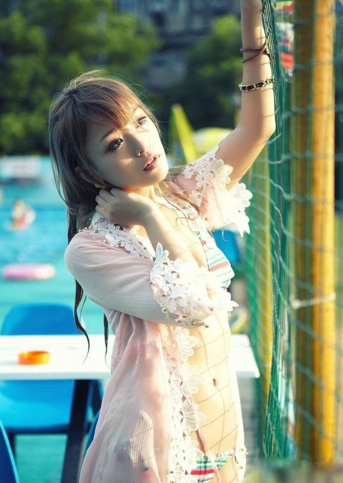 露脐性感美女泳池湿身比基尼写真