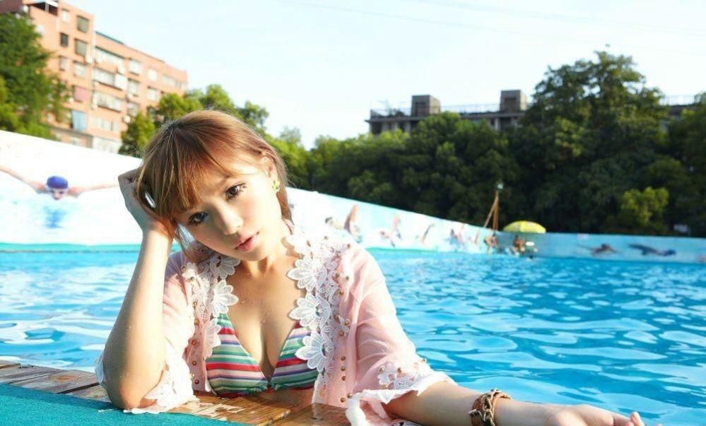 露脐性感美女泳池湿身比基尼写真