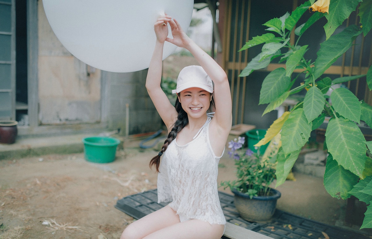 扎粗黑麻花辫的傲人上围内衣女孩活泼性感写真