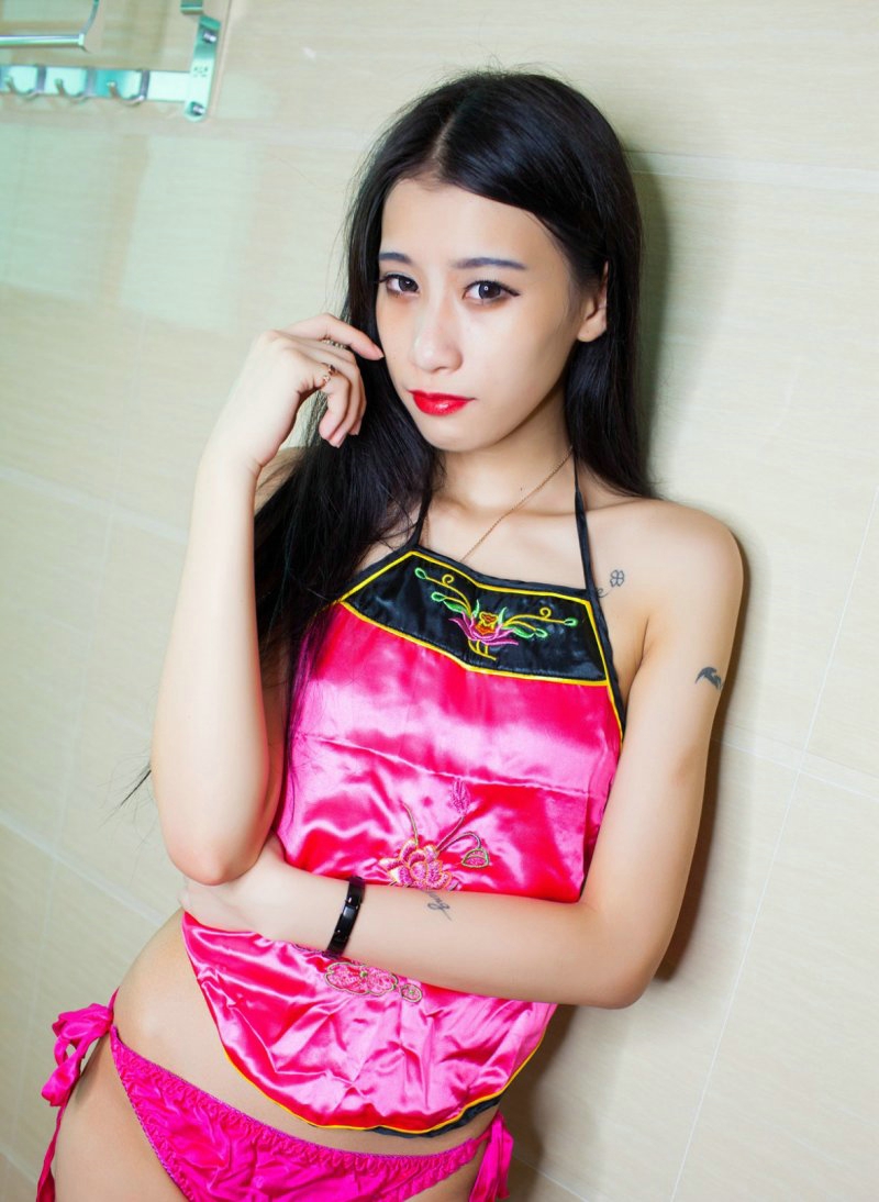 肚兜美女黄炜婷Tina酥胸妖艳魅人写真