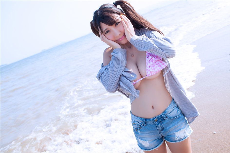 美女晓茜海边比基尼性感巨乳诱惑写真