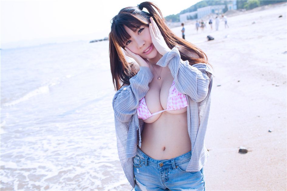美女晓茜海边比基尼性感巨乳诱惑写真