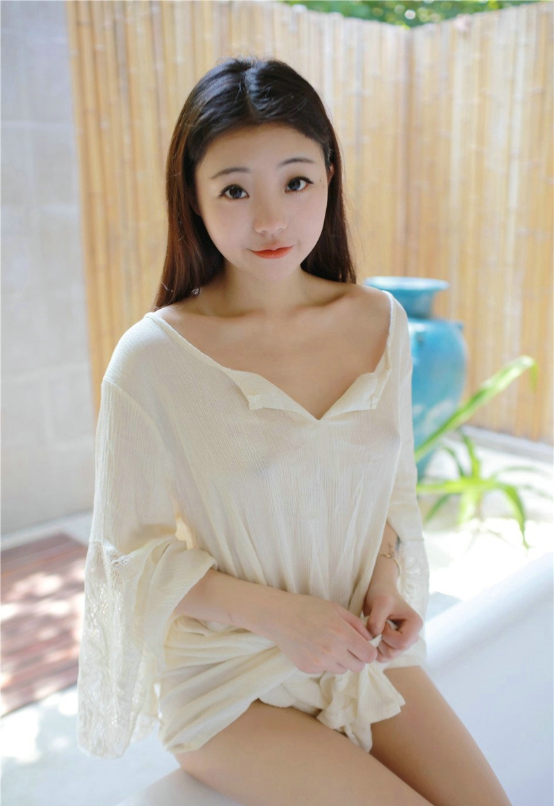 浴缸内的性感妹子深V爆乳肥臀诱惑撩人写真
