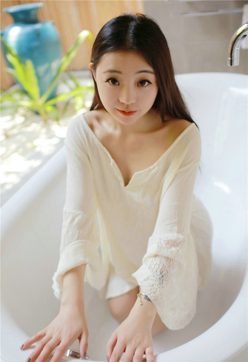 浴缸内的性感妹子深V爆乳肥臀诱惑撩人写真